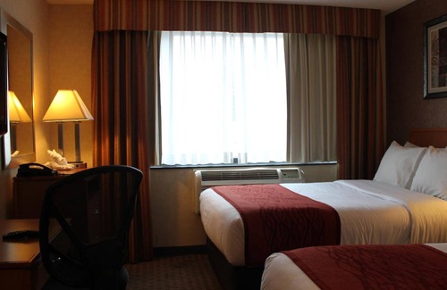 Queens Hotel | Bellerose Inn
