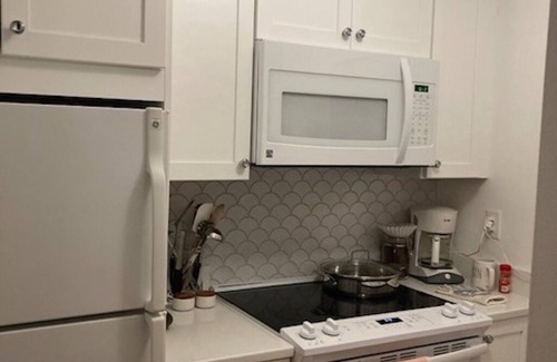 Bellevue Avenue Historic District Condo | Bellevue Ave, Steps to Everything! With Pool and Tennis