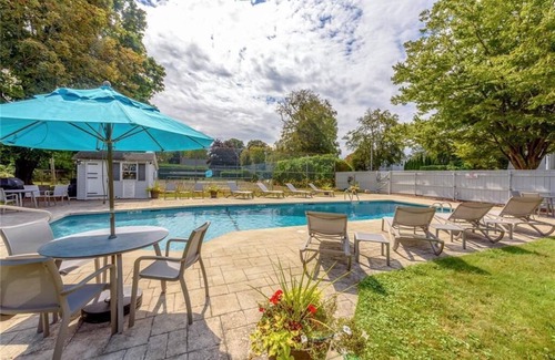 Bellevue Avenue Historic District Condo | Bellevue Ave, Steps to Everything! With Pool and Tennis