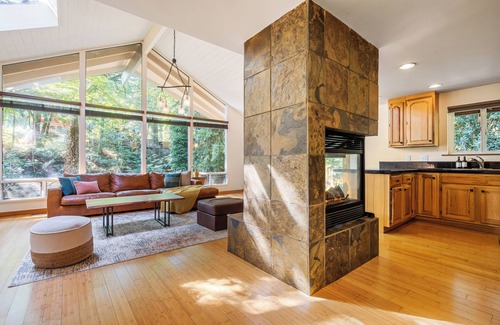 Eastgate House | Bellevue Forest Haven Hideaway