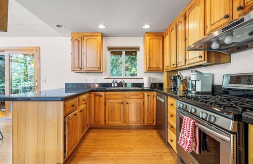 Eastgate House | Bellevue Forest Haven Hideaway