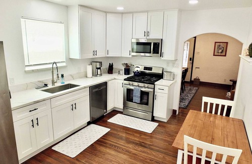 Belmont Shore House | Belmont Shore Coastal Cottage – Cozy Home for 6 - 2 Blocks to Beach