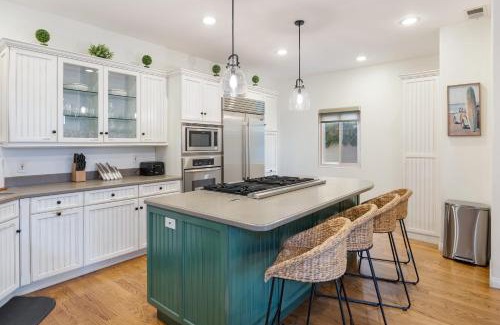 Belmont Shore House | Belmont Shore Retreat Rooftop Lounge Putting Green Near 2nd Street Beaches