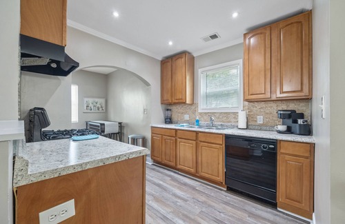 Capitol View House | BeltLine Breeze in Oakland City + Parking
