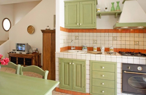 Macari House | Belvilla by OYO Pleasant holiday home with garden