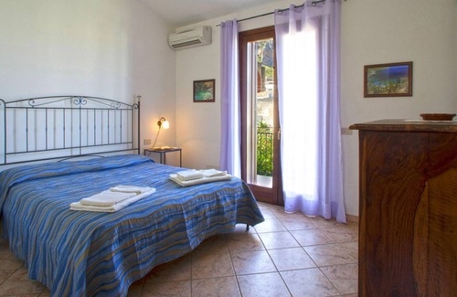 Macari House | Belvilla by OYO Pleasant holiday home with garden