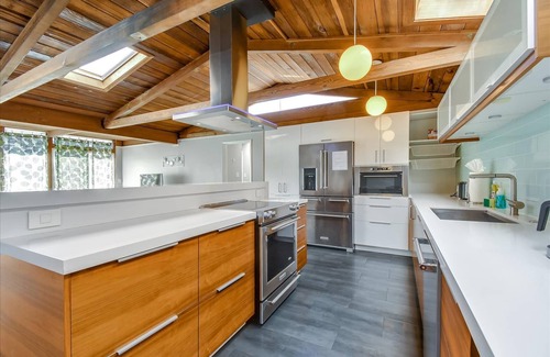 Monta Loma House | BEN-A Modern Comfort Walking Distance to GoogleX