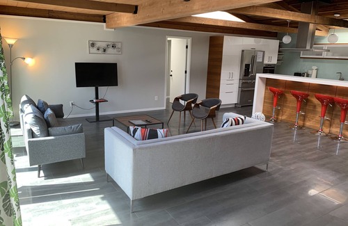 Monta Loma House | BEN-A Modern Comfort Walking Distance to GoogleX