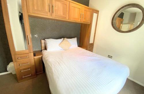 Kelty Ski Chalet | Benarty 11 with Private Hot Tub - Fife - Loch Leven - Lomond Hills - Pet Friendly