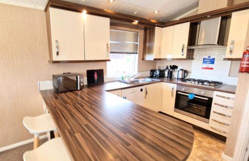 Kelty Ski Chalet | Benarty 11 with Private Hot Tub - Fife - Loch Leven - Lomond Hills - Pet Friendly