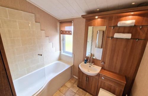 Kelty Ski Chalet | Benarty 11 with Private Hot Tub - Fife - Loch Leven - Lomond Hills - Pet Friendly