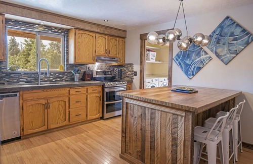 Southwest Bend House | Bend Basecamp-Meredith Lodging - Quality Updates, Hot Tub, Large Fenced Yard!
