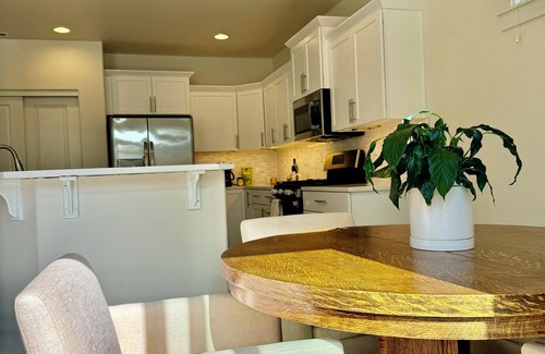 Old Farm District House | Bend Escape for Traveling Pros New, Single Level, Prime Location