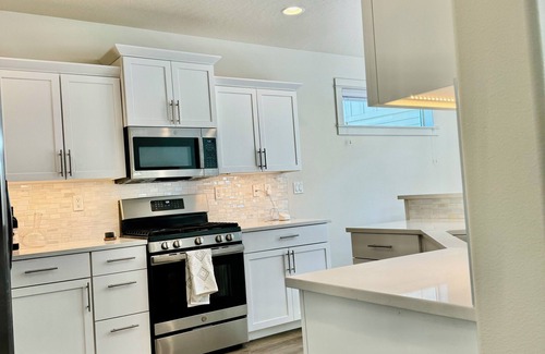 Old Farm District House | Bend Escape for Traveling Pros New, Single Level, Prime Location