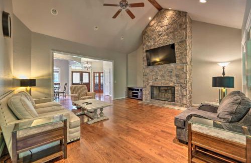 Bentonville House | Bentonville Home with Pool Table, 2 Mi to Downtown!