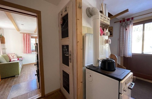 Oberwiesenthal House | Berghütte Fichtelstreich - vacation home, shower, WC