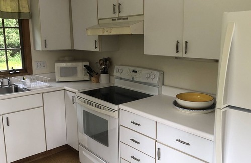 Alford Cottage | Berkshire Chalet getaway guest cottage private, dog safe & friendly.