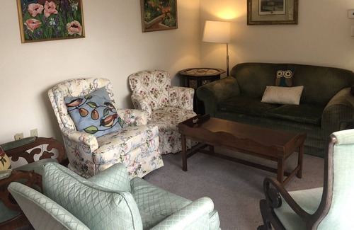 Alford Cottage | Berkshire Chalet getaway guest cottage private, dog safe & friendly.