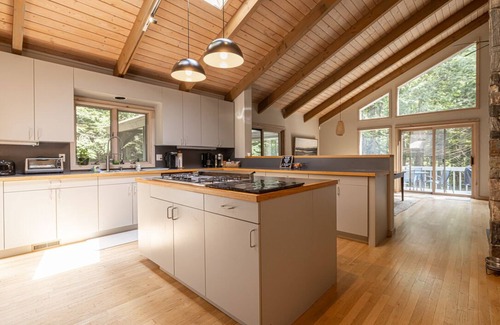 Sandisfield House | Berkshire Holiday Home with Hot Tub & A+ Amenities