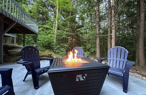 Sandisfield House | Berkshire Holiday Home with Hot Tub & A+ Amenities