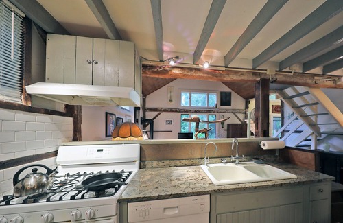 Lenox House | Berkshire Retreat- Stone's throw to downtown Lenox