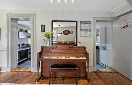 Great Barrington House | Berkshires Family Inn – For Getaways & Big Groups! Walkable to Butternut!