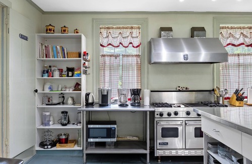 Great Barrington House | Berkshires Family Inn – For Getaways & Big Groups! Walkable to Butternut!
