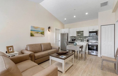 Singer Island Apartment | Bermuda Bungalows #6 🌴🏄‍♀️Quick Walk to Public Beach 🏊🩴Pool/Spa On-Site 🏖️🌅Downtown Singer Island 🌊😎Walk to Restuarants, Bars, Shops 🐬🌞Free On-Site Parking!