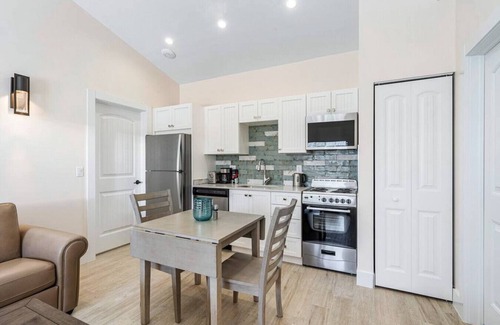 Singer Island Apartment | Bermuda Bungalows #6 🌴🏄‍♀️Quick Walk to Public Beach 🏊🩴Pool/Spa On-Site 🏖️🌅Downtown Singer Island 🌊😎Walk to Restuarants, Bars, Shops 🐬🌞Free On-Site Parking!