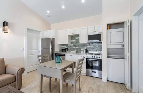 Singer Island Apartment | Bermuda Bungalows #6 🌴🏄‍♀️Quick Walk to Public Beach 🏊🩴Pool/Spa On-Site 🏖️🌅Downtown Singer Island 🌊😎Walk to Restuarants, Bars, Shops 🐬🌞Free On-Site Parking!