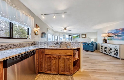 Smith Mountain Lake Condo | Bernard's Landing Sunny Daze - Lake Front