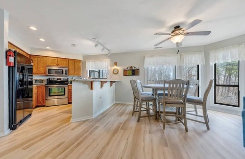 Smith Mountain Lake Condo | Bernard's Landing Sunny Daze - Lake Front