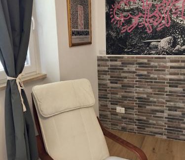 Zona XXXIII Acilia Sud House | BERNOCCHI ROMA APARTMENT, difronte metropolitana