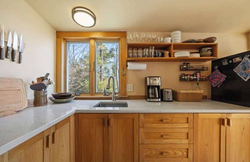 Lamoine House | Berry Cove Cottage-Oceanfront!