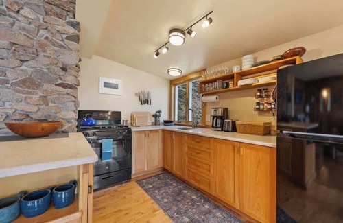 Lamoine House | Berry Cove Cottage-Oceanfront!