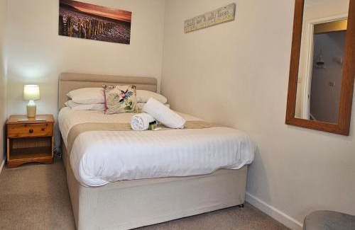 Hele House | Bespoke coastal 2 bed cottage with free parking