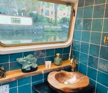 Castlefield Boat Rental | BespokeNarrowBoat