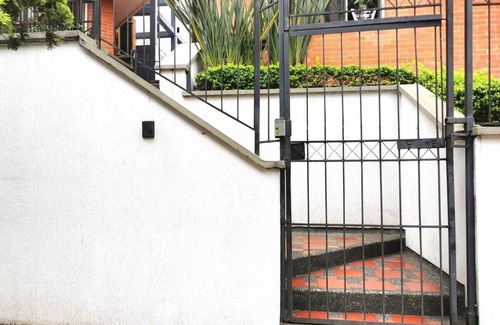Pereira Apartment | BEST Area of City. By Mall. FREE Parking. No Fees.