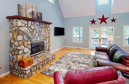 Sylva House | Best Catch Cabin | Riverfront house in Sylva with firepit, fireplace, & kayak
