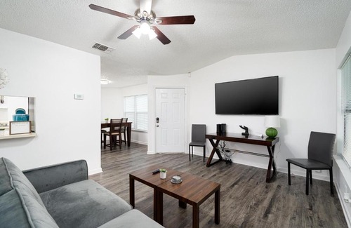 West San Antonio House | Best Deal In SA! Entire House Riverwalk- San Antonio Attractions