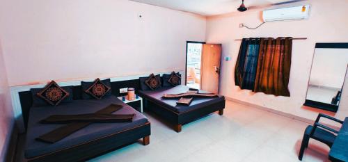 Dwarka Hotel | Best Family Hotel in Dwarka - AC & Non AC Deluxe Room -Laxmii