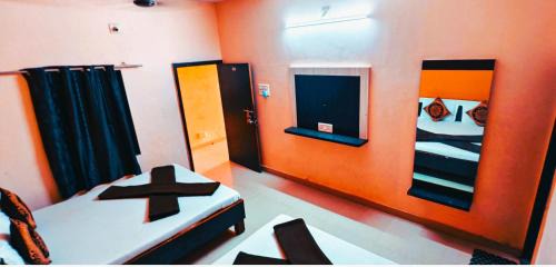 Dwarka Hotel | Best Family Hotel in Dwarka - AC & Non AC Deluxe Room -Laxmii