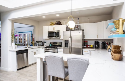 Las Vegas House | Best in Vegas!7 Bedroom/12 beds -Sauna, Jacuzzi, Tropical, Golf, CLOSE TO STRIP!