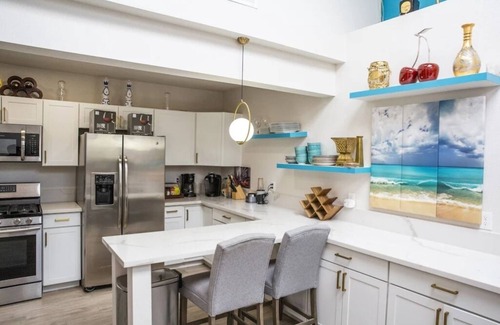 Las Vegas House | Best in Vegas!7 Bedroom/12 beds -Sauna, Jacuzzi, Tropical, Golf, CLOSE TO STRIP!