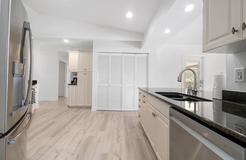 Palm River Estates House | -BEST LOCATION- 10 mins from Beach and Mercato/ The Oasis of Naples