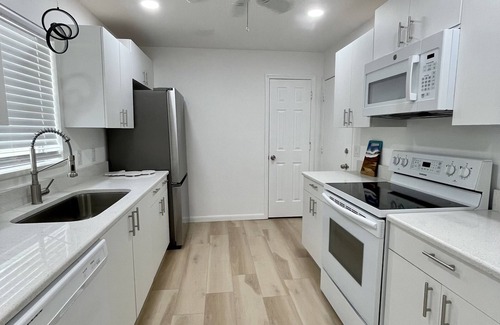 The Villages House | Best location, dog friendly, and gas golf cart included!
