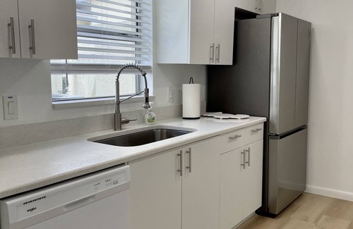 The Villages House | Best location, dog friendly, and gas golf cart included!