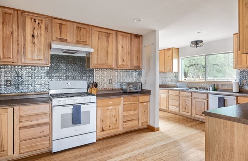 Wimberley House | BEST LOCATION! Hill Country Paradise on 2 Acres, 2 PM Checkout, Sleeps 10