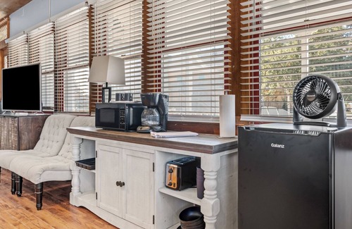 Oriental Apartment | Best Location in Oriental, NC! 2 Queens!
