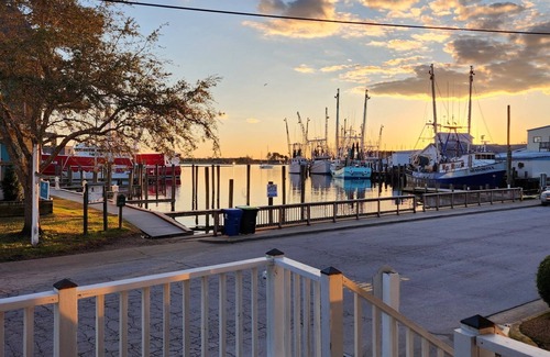 Oriental Apartment | Best Location in Oriental, NC! 2 Queens!